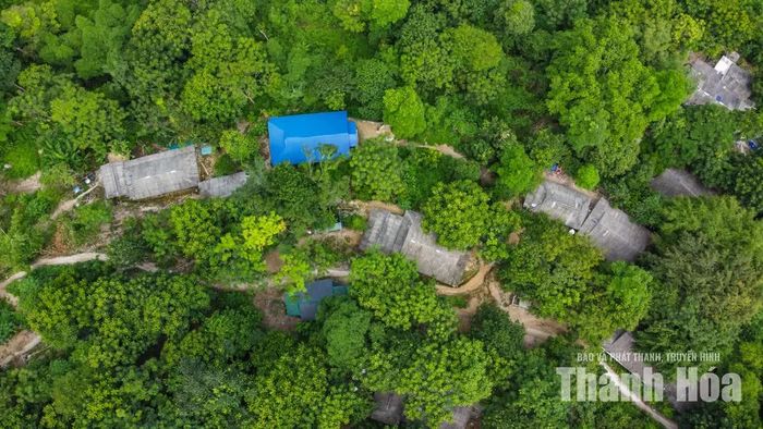 Trung tá Lê Đình Sỹ lý giải thêm: “Tháng 9/2019, nhà anh Thào A Hòa nằm cao nhất bản và được coi là nơi trú tránh tạm an toàn. Tuy nhiên, một cây gỗ lớn chặn suối Tung làm thay đổi dòng chảy, khiến cả ngôi nhà anh Hòa và gần 20 xe máy của người dân trong bản bị lũ cuốn, vùi lấp”.
