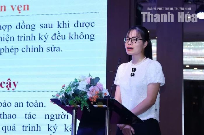Đại diện Viettel Thanh Hóa giới thiệu các giải pháp công nghệ, chuyển đổi số trong quản lý, điều hành kinh doanh điện.