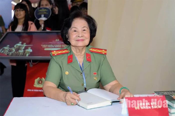 Nhân vật Sáu Thảo trong truyện ký “Cỏ xanh đời thép” - Đại tá Nguyễn Thị Thảo, nguyên Cụm trưởng Cụm Điệp báo số 6, Anh hùng Lực lượng vũ trang Nhân dân.
