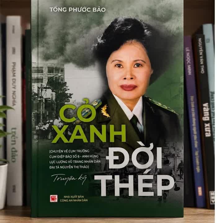 “Cỏ xanh đời thép” (Tống Phước Bảo, NXB Công an Nhân dân, 2025).