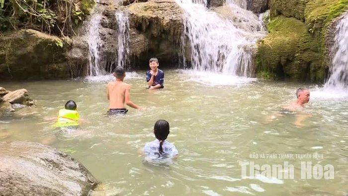 Thác Muốn đang là điểm đến giải nhiệt hấp dẫn trong dịp hè.