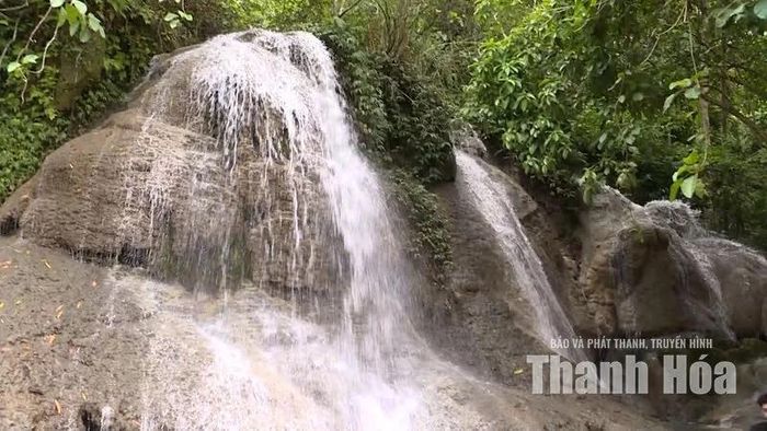 Nước từ các khe đá đổ xuống sườn núi tạo thành những tầng thác trắng xóa.