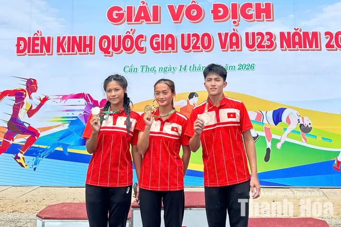 Hà Uyên (giữa) và Ngọc Diễm (trái) lần lượt giành HCV và HCB ở nội dung nhảy sào nữ.