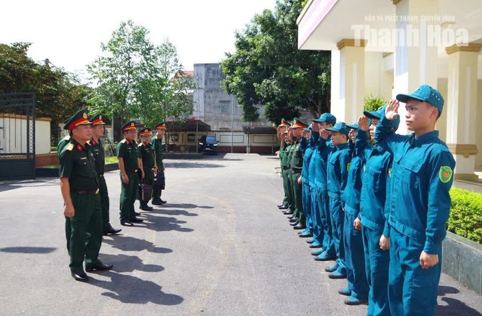 Đoàn công tác kiểm tra quân số, tổ chức biên chế lực lượng dân quân tại Ban CHQS xã Ngọc Lặc.