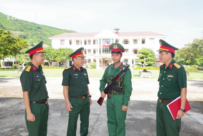 Đại tá Nguyễn Trọng Nhị, Phó Chỉ huy trưởng, Tham mưu trưởng Bộ CHQS tỉnh kiểm tra công tác trực, sẵn sàng chiến đấu tại Trung đoàn Bộ binh 21.