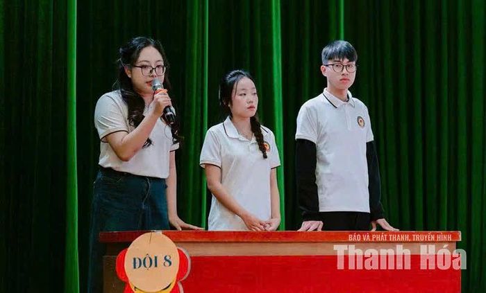 Hoàng Hương Giang (ngoài cùng, bên trái) trong cuộc thi English Spelling Bee.