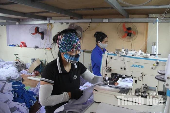 Xưởng may của gia đình chị Đặng Thị Hằng tạo việc làm cho nhiều lao động ở làng Xuân Hội.
