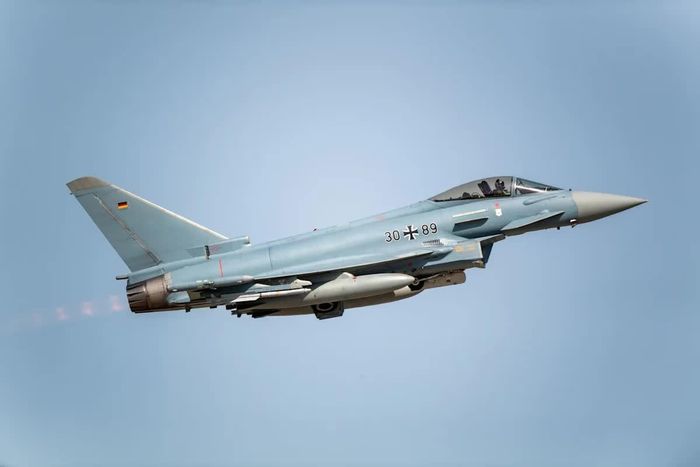Máy bay chiến đấu Eurofighter Typhoon của Không quân Đức bay qua một sân bay NATO ở Romania. Ảnh: Christophe Gateau.