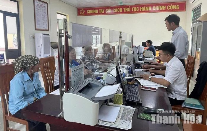 Cán bộ Trung tâm PVHCC xã Hóa Quỳ tiếp nhận, giải quyết TTHC cho người dân.
