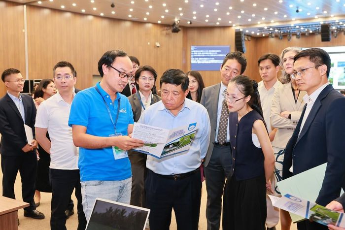 Nguyên Phó Thủ tướng Nguyễn Chí Dũng tham quan các gian hàng doanh nghiệp tại Diễn đàn. Ảnh: Ban tổ chức cung cấp.