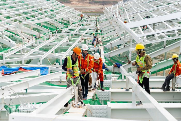 Công nhân hoàn thiện hệ thống mái nhà ga T2, Cảng hàng không quốc tế Phú Quốc.