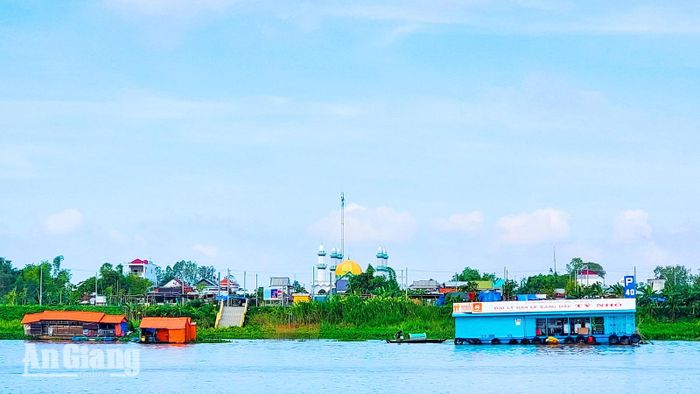 Làng Chăm Đa Phước bên dòng sông Hậu.