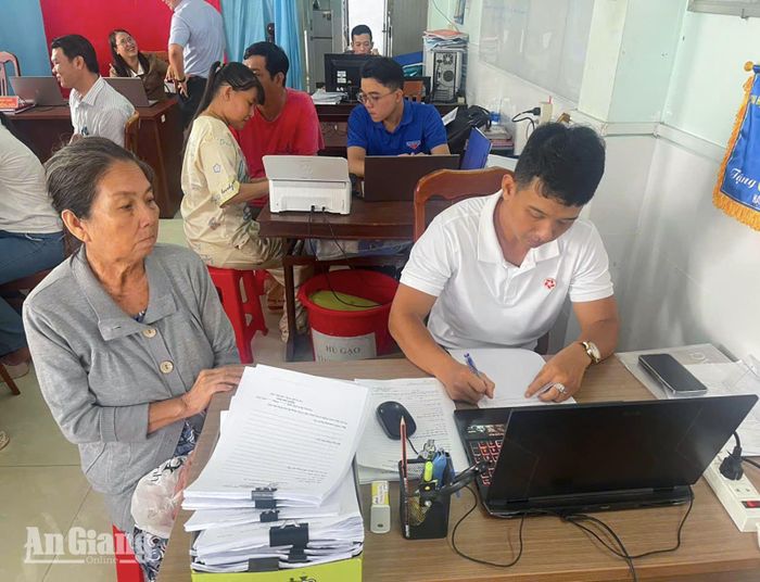 Người dân thực hiện thủ tục hành chính lưu động tại Khu phố Rạch Sỏi 1, phường Rạch Giá.