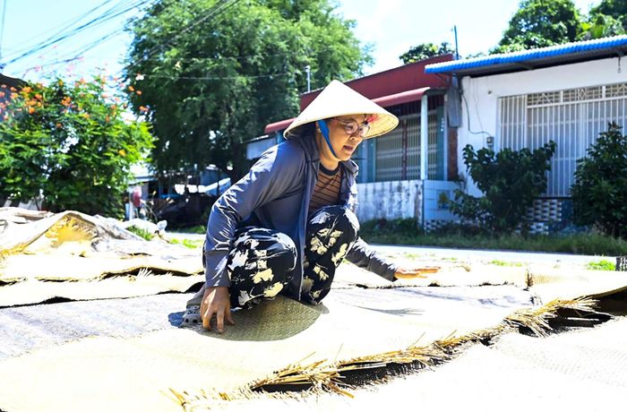 Cỏ bàng sau khi đan được người dân Ba Chúc phơi kỹ dưới nắng gắt rồi mới bắt đầu công đoạn làm sản phẩm.