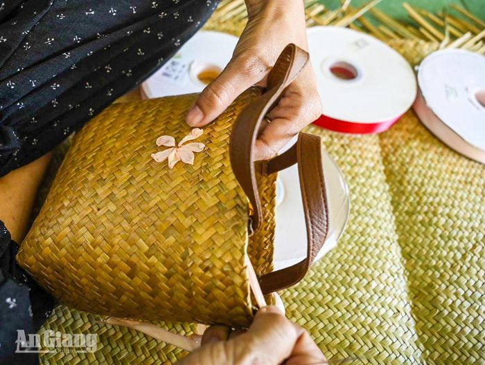 Qua bàn tay khéo léo của tuổi trẻ, sản phẩm dần được cải tiến nhiều hơn.