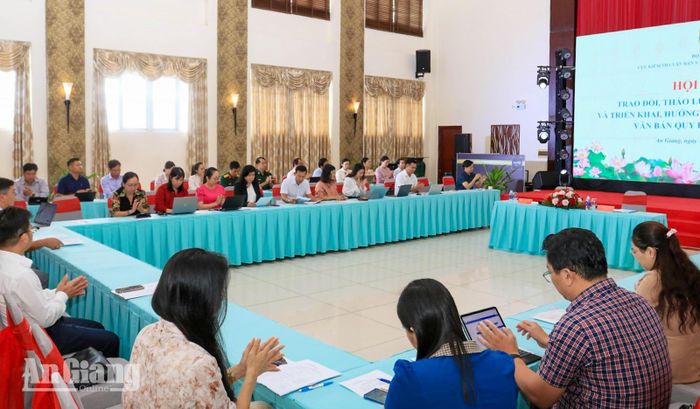 Đại biểu tham dự hội thảo trực tiếp tại điểm cầu phường Rạch Giá.
