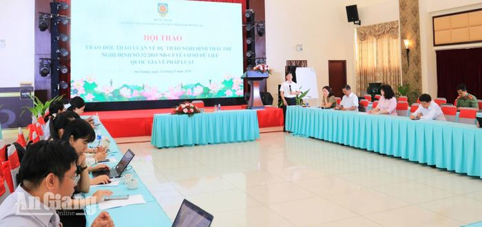 Đại biểu tham dự hội thảo trực tiếp tại điểm cầu phường Rạch Giá.