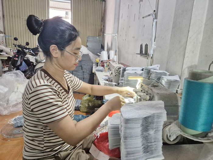 Người dân thôn An Bình, xã Gia Bình duy trì nghề ở nơi tạm cư.