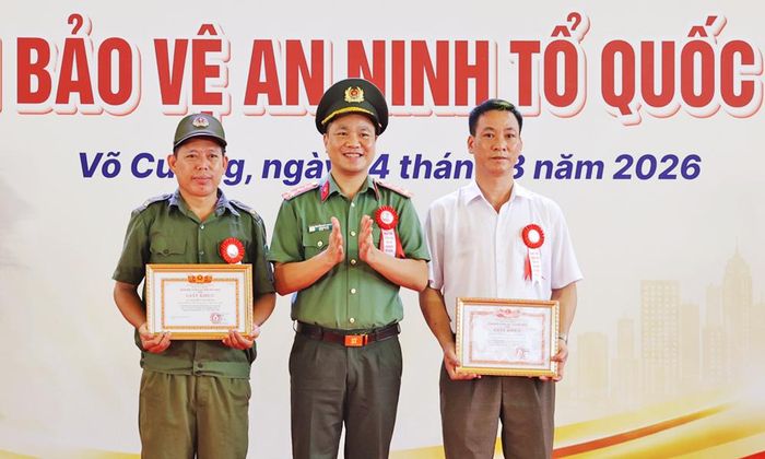  Đại tá Nguyễn Quốc Vương, Phó Giám đốc Công an tỉnh trao Giấy khen của Giám đốc Công an tỉnh cho tập thể, cá nhân có thành tích xuất sắc. 