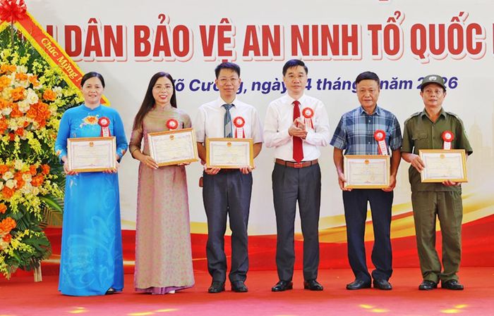  Lãnh đạo phường Võ Cường trao Giấy khen cho các cá nhân có thành tích trong thực hiện phong trào toàn dân bảo vệ an ninh Tổ quốc. 