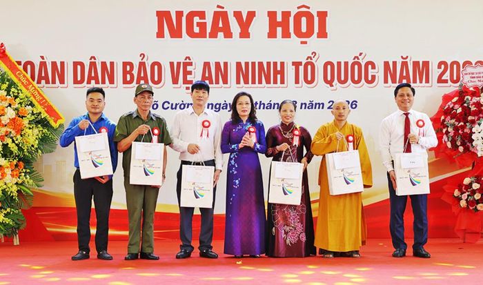  Đồng chí Nguyễn Thị Hương tặng quà Ban Chỉ đạo 138 phường Võ Cường và 5 cá nhân tiêu biểu. 