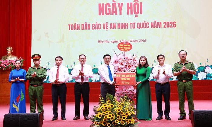  Đồng chí Lâm Thị Hương Thành và các đồng chí Nguyễn Minh Hiếu, Giám đốc Sở Công Thương; Đại tá Thân Văn Duy, Phó Giám đốc Công an tỉnh chúc mừng Ngày hội toàn dân bảo vệ an ninh Tổ quốc xã Hiệp Hòa. 