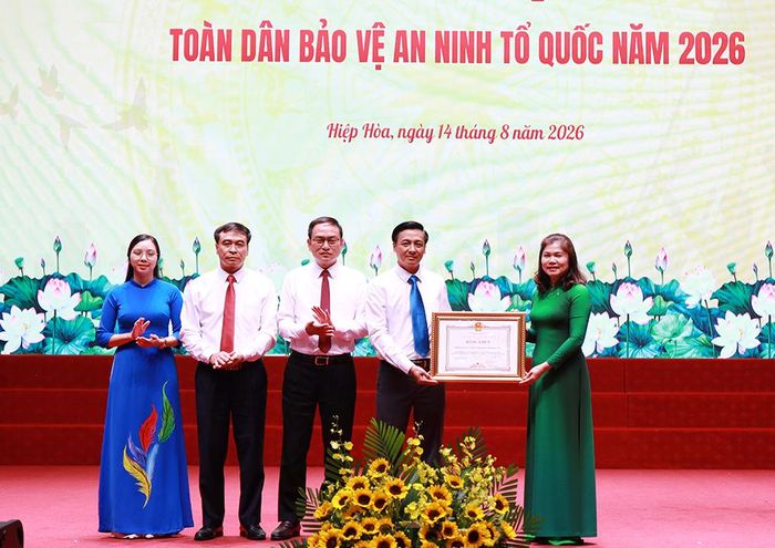 Đồng chí Lâm Thị Hương Thành trao Bằng khen của Chủ tịch UBND tỉnh cho Nhân dân và cán bộ xã Hiệp Hòa vì có thành tích xuất sắc trong phong trào toàn dân bảo vệ an ninh Tổ quốc. 