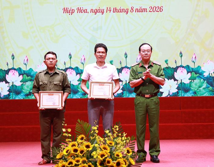  Đại tá Thân Văn Duy, Phó Giám đốc Công an tỉnh trao Giấy khen của Giám đốc Công an tỉnh cho tập thể, cá nhân có thành tích xuất sắc trong phong trào toàn dân bảo vệ an ninh Tổ quốc. 