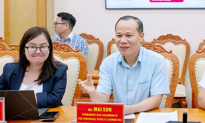 Đồng chí Mai Sơn trao đổi các vấn đề trong buổi làm việc.