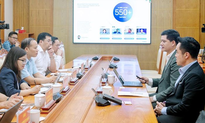 Các đại biểu tham dự buổi làm việc.