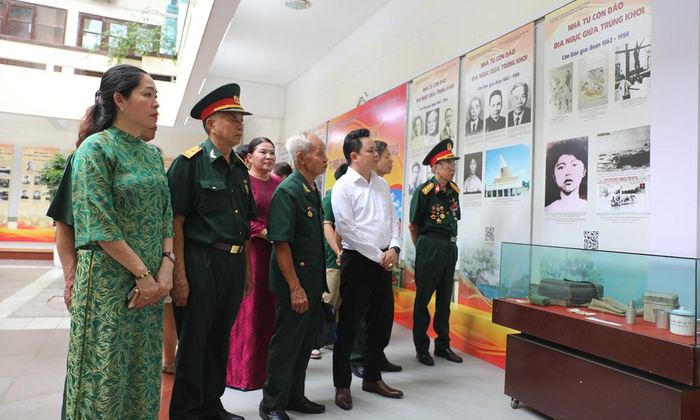  Các đại biểu tham quan gian trưng bày. 