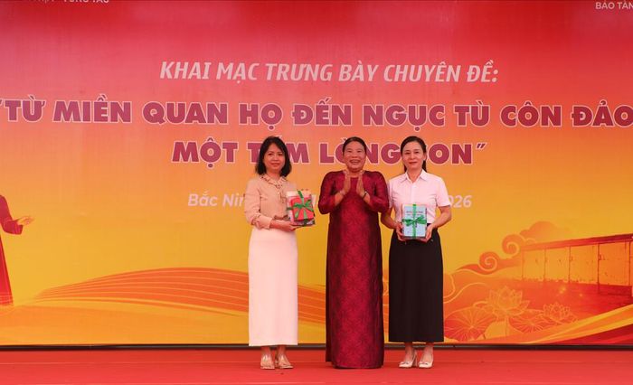  Bảo tàng - Thư viện tỉnh Bà Rịa - Vũng Tàu (cơ sở Côn Đảo) trao tặng Trường Tiểu học Võ Thị Sáu bản ký âm bài hát "Biết ơn chị Võ Thị Sáu" và trao tặng Trường Tiểu học Lê Hồng Phong (phường Bắc Giang) cuốn sách viết về Tổng Bí thư Lê Hồng Phong. 