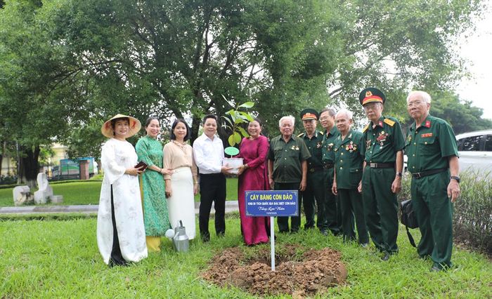  Các đại biểu trồng cây lưu niệm tại Công viên Ngô Gia Tự, do Bảo tàng - Thư viện tỉnh Bà Rịa - Vũng Tàu (cơ sở Côn Đảo) tặng. 