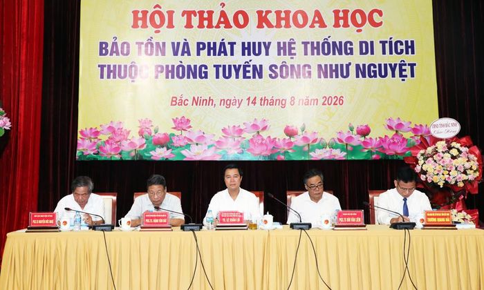  Chủ tọa điều hành hội thảo.  