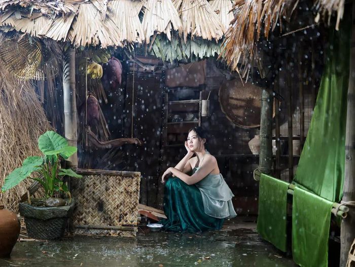 Một cảnh trong MV "Chim sa cá lặn".