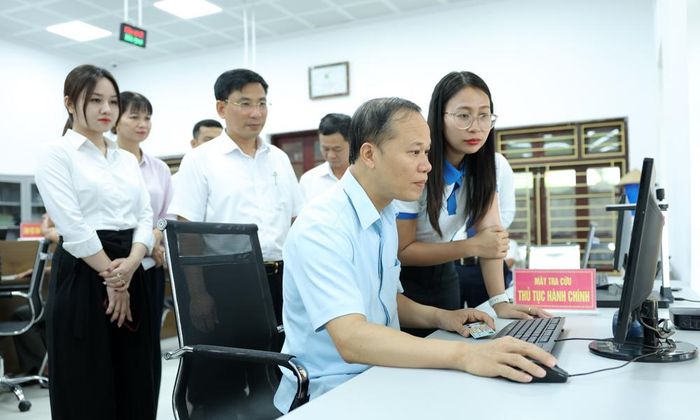  Đồng chí Mai Sơn trải nghiệm thực hiện thủ tục hành chính trên mô hình "Trợ lý Nhân dân". 