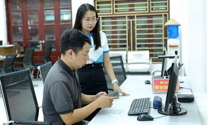  Người dân thực hiện thủ tục hành chính trên mô hình "Trợ lý Nhân dân". 