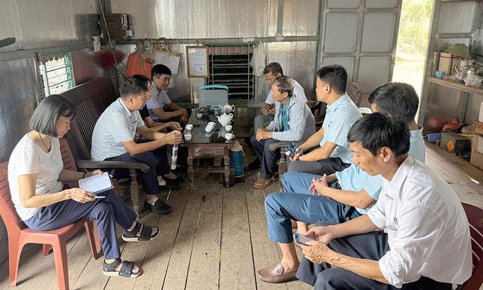  Đoàn kiểm tra lấy thông tin mô hình nuôi cá ngạnh tại hộ gia đình ông Nguyễn Văn Thoan. 