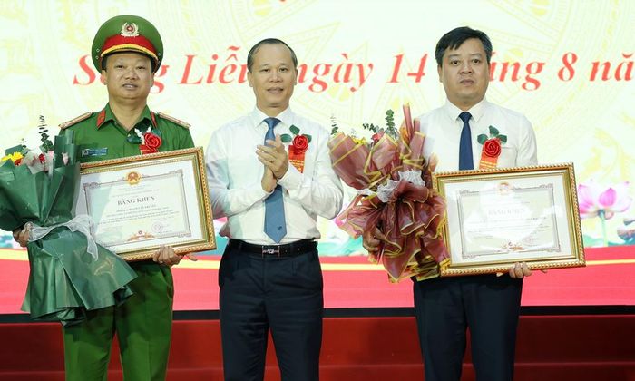  Đồng chí Mai Sơn trao Bằng khen của Chủ tịch UBND tỉnh cho tập thể, cá nhân tiêu biểu. 