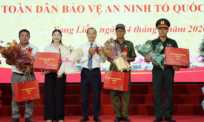  Đồng chí Mai Sơn tặng quà các tập thể, cá nhân tiêu biểu. 