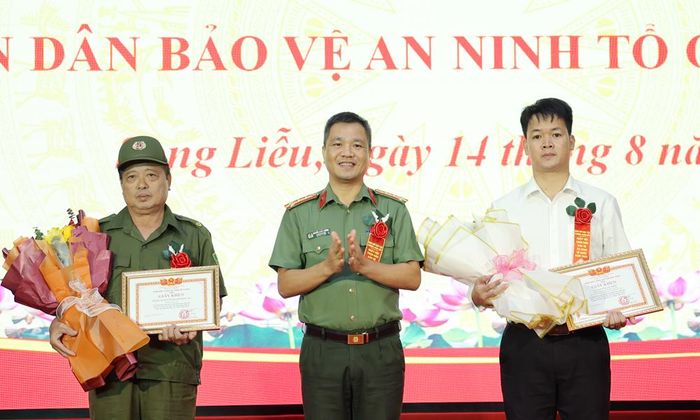  Đại tá Nguyễn Quốc Vương, Phó Giám đốc Công an tỉnh trao Giấy khen của Giám đốc Công an tỉnh cho tập thể, cá nhân có thành tích xuất sắc. 