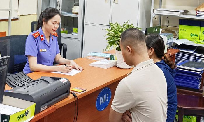Cán bộ Viện Kiểm sát nhân dân khu vực 9 tiếp nhận thông tin đề nghị hỗ trợ của người yếu thế.