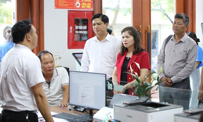 Đoàn giám sát trao đổi trực tiếp tại Trung tâm phục vụ hành chính công phường Nếnh.