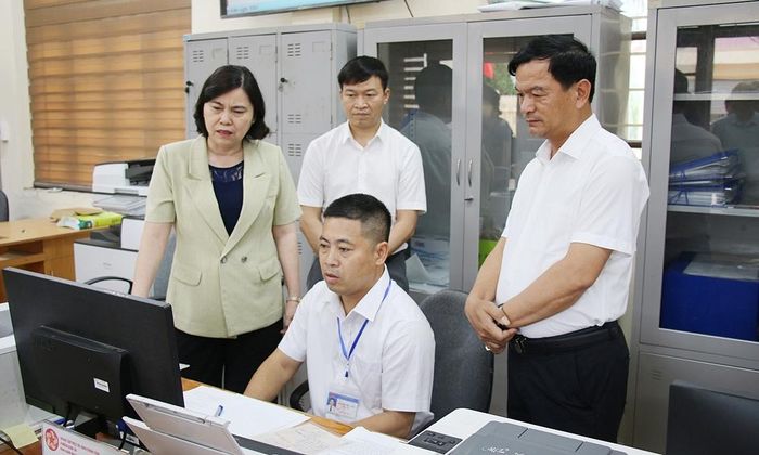 Đồng chí Trần Thị Hằng khảo sát thực tế tại Trung tâm Phục vụ hành chính công phường.