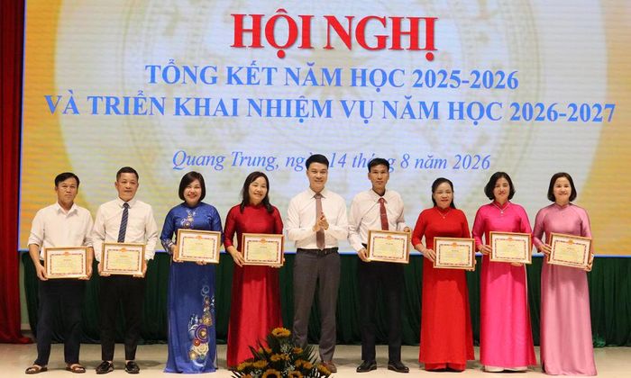  Lãnh đạo xã Quang Trung khen thưởng các tập thể có thành tích xuất sắc trong năm học 2025 - 2026. 
