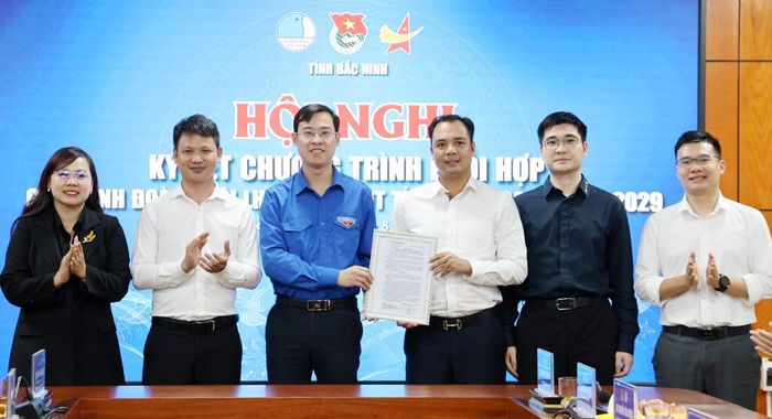 Lãnh đạo Ủy ban Hội Liên hiệp Thanh niên tỉnh Bắc Ninh trao quyết định chuyển giao công tác chỉ đạo, quản lý và hỗ trợ hoạt động của Câu lạc bộ Đầu tư và Khởi nghiệp về trực thuộc Hội Doanh nhân trẻ tỉnh.