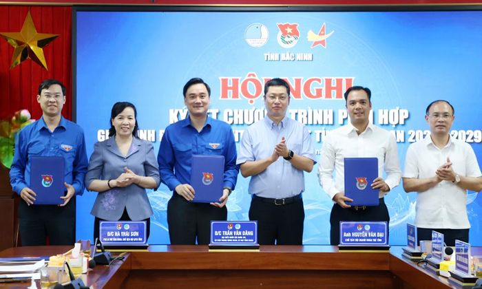 Các đồng chí Trần Huy Phương, Nguyễn Thị Hà chúc mừng các đơn vị ký kết chương trình phối hợp.