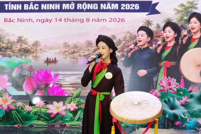  Thí sinh Lưu Thị Thu Đông tự tin biểu diễn trên sân khấu. 