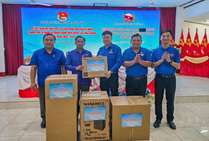 Thành đoàn Đà Nẵng tặng Tỉnh đoàn Sê Kông 1 máy tính xách tay, 1 bộ trống đội và 1 loa di động. Ảnh: ĐVCC