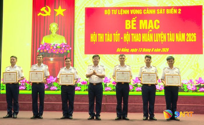 Thiếu tướng Trần Quang Tuấn, Tư lệnh Vùng Cảnh sát biển 2 (thứ 4 từ trái sang) trao giải cho các tập thể xuất sắc. Ảnh: VIẾT TRỌNG